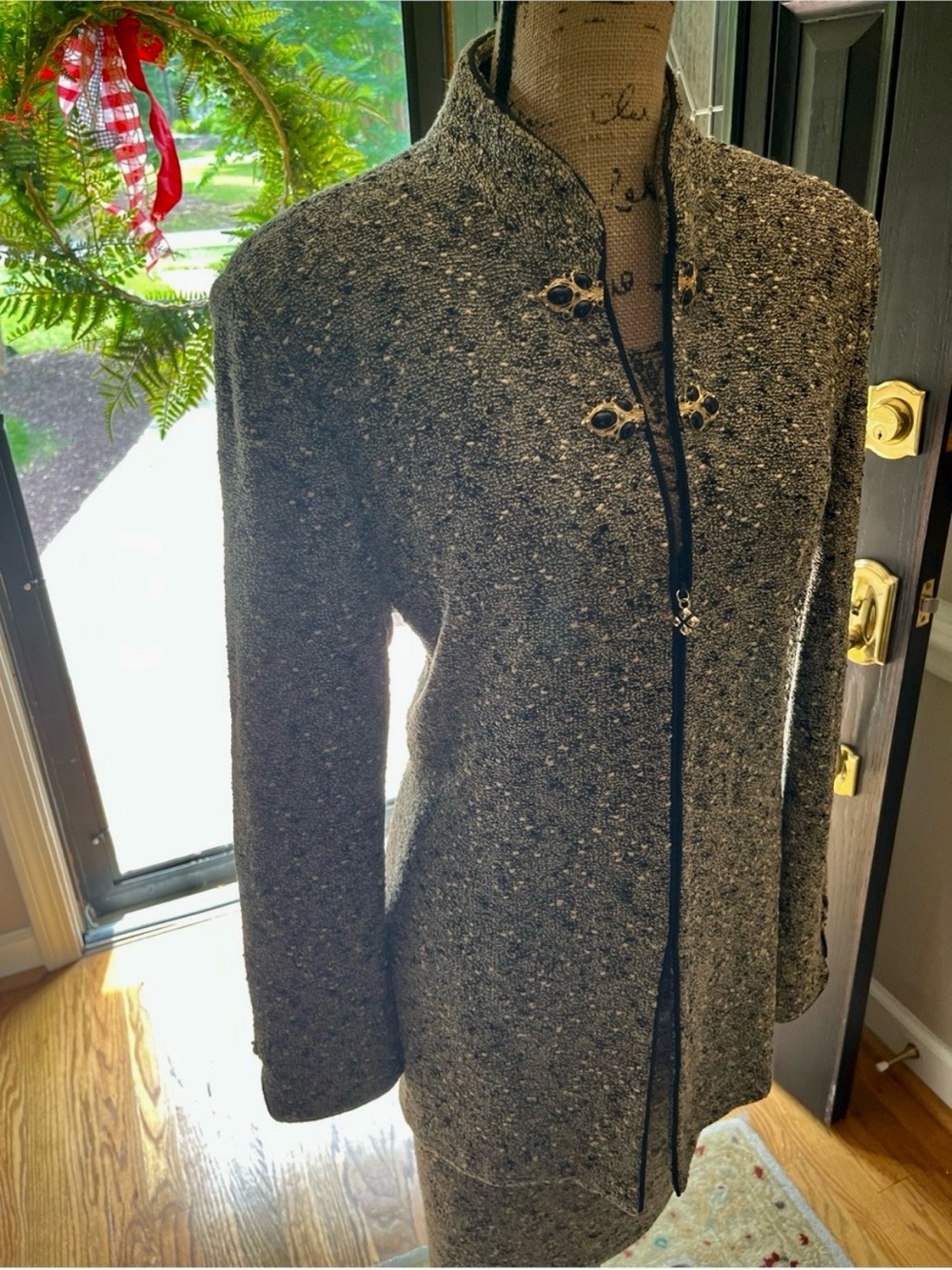 St John Couture Tweed Boucle skirt suit.  Size 12 - Picture 5 of 7